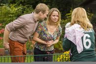 Danni Lowinski – Danni (Annette Frier, r.) kann es nicht glauben, als plötzlich Tanja (Theresa Scholz, M.) und Thomas (Knud Riepen, l.) auf der Matte stehen, um etwas ganz besonderes von ihr zu bekommen ...