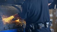 Schmugglern auf der Spur – Ein CBP-Beamter untersucht in Los Angeles mit einer Säge eine transportierte Maschine auf möglicherweise versteckte Drogen.