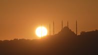 Megacitys - Wenn es Nacht wird in ... – Istanbul ist laut, chaotisch, und viel zu klein für seine knapp 20 Millionen Bewohner. ZDF-Korrespondentin Phoebe Gaa nimmt die Zuschauenden mit in die Dämmerung des Abends und endet früh morgens, wenn die meisten Menschen ausgeschlafen zur Arbeit gehen. Nachts zeigen sich die großen Veränderungen, die die Megacity gerade durchmacht: die Wirtschaftskrise schlägt den Menschen aufs Gemüt, die Armut steigt stetig und die Partyszene spürt die politisch verordnete Islamisierung deutlich. Der Film begleitet Menschen, die ihr Glück trotzdem in der Stadt suchen, die sie lieben und deren einstige Weltoffenheit sie bewahren wollen.