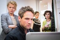 Akte Ex – In einer Boutique wird eine junge Frau tot in der Umkleidekabine gefunden. Die Kommissare Kristina Katzer (Isabell Gerschke, l.) und Lukas Hundt (Oliver Franck, 2.v.l.) ermitteln, kritisch beobachtet von Mia Schramm (Carolin Haupt, 2.v.r.) und Carla Mittelstedt (Marijam Agischewa, r.),