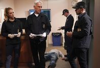 Navy CIS – (v.l.n.r.) Eleanor Bishop (Emily Wickersham); Leroy Jethro Gibbs (Mark Harmon); Nick Torres (Wilmer Valderrama)