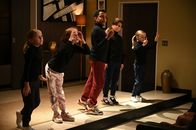Single Parents – v.l.n.r.) Amy Fogerty (Ella Allan); Sophie Cooper (Marlow Barkley); Rory Banks (Devin Trey Campbell); Graham D'Amato (Tyler Wladis); Emma Fogerty (Mia Allan)
