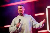 Comedy Clash – SÜDWESTRUNDFUNK Comedy Clash - Finale Diese Comedians machen der Konkurrenz Angst: Jokah Tululu, EmmVee und Lara Autsch wollen sich für das große "Comedy Clash"-Jahresfinale beweisen. Salim Samatou und Marvin Endres hosten den härtesten Stand-Up-Wettbewerb Deutschlands in dem Jokah Tululu den King of Pop als Influencer verkörpert, EmmVee (Foto) auf die deutschesten Deutschen in der Shisha Bar trifft und Lara Autsch auch ohne Kind in der Öffentlichkeit stillen möchte.