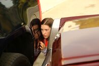 The Middle – Sue (Eden Sher) hinterlässt an einem SUV ausversehen eine Delle, doch der Besitzer meldet sich einfach nicht ...