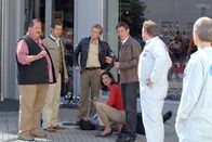 Die Rosenheim-Cops – Die beiden Fensteputzer Robert Hlzl (Heinrich Schmieder (r.) und Karl Lauer (Andreas Vitus geiss, 2.v.r.) knnen den Cops Christian Lind (Tom Mikulla, 3.v.r.) und Korbinian Hofer (Joseph Hannesschlger, l. mit Stefan Murr und Max Mller) ers