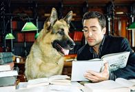 Kommissar Rex – Marc (Alexander Pschill) und Rex ziehen in diesem ungewöhnlichen Fall Märchenbücher zu Rate.