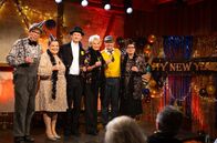 Comedy Scheune – v.l.n.r.: Hillu’s Herzdropfa (Franz Auber / Hillu Stoll) feiern mit Tobi van Deisner, Doris Reichenauer und den Gscheidles (Marcus Neuweiler / Birgit Pfeiffer) Silvester in der Comedy Scheune.