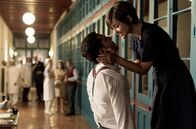 Velvet – Alberto Márquez (l., Miguel Ángel Silvestre) und Ana Ribera (r., Paula Echevarría).