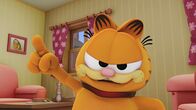 Garfield – Garfield trägt das Hundehalsband.