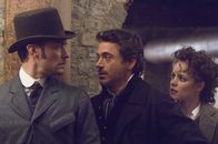 Sherlock Holmes – Ein neues Rätsel tut sich für Sherlock Holmes (Robert Downey Jr., M.) und seinen Gehilfen Watson (Jude Law, l.) auf, in dem der Meisterdetektiv auf seine Ex-Geliebte (Rachel McAdams, r.) stößt, die allerdings eigene Interessen verfolgt ...