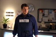 Castle – Eine junge Frau, die behauptet Richard Castles (Nathan Fillion) größter Fan zu sein, wird des Mordes verdächtigt. In einer Zahnarztpraxis nimmt sie Geiseln und will nur mit Castle verhandeln ...