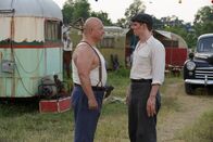 American Horror Story – Jimmy (Evan Peters, r.) legt sich mit Dell (Michael Chiklis, l.) an, ohne zu ahnen, wer dieser Mann wirklich ist ...