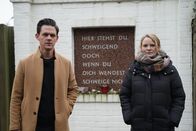 aspekte – Moderator Jo Schück und Maria Holzgrewe Urenkelin des SS-Rapportführers Wilhelm Dreimann an der Gedenkstätte für die Kinder des Bullenhuser Damm in Hamburg.