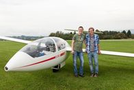 Checker Tobi – Checker Tobi (rechts) mit Pilot Benedikt Döller von der Akaflieg München.