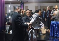 Castle – Javier Esposito (Jon Huertas, l.) und Kevin Ryan (Seamus Dever, M.) schaffen es nur mit Mühe den Selbsthilfeguru Mr. Wung (Eddie Shin, r.) Handschellen umzulegen...