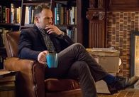 Elementary – Denkt darüber nach, wie er die Bissspuren am Hals des Opfers analysieren könnte: Holmes (Jonny Lee Miller) braucht Angaben über die Gebissreihen von Verdächtigen, und um an diese Krankendaten heranzukommen, bedarf es eines raffinierten Hackers ...