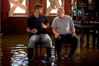 Stilles Tal – Der Gastraum wird geräumt. Der Strom fällt aus. Von rechts: Thomas Stille (Wolfgang Stumph) und Olli (Tom Wlaschiha).