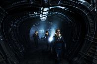 Prometheus - Dunkle Zeichen – Am Ende des 21. Jahrhunderts findet das Archäologen-Paar Elizabeth Shaw (Noomi Rapace, M.) und Charlie Holloway (Logan Marshall-Green, l.) Höhlenzeichnungen, die den Weg zu einem weit entfernten Planeten zeigen, wo derUrsprung der Menschheit liegen muss. Dort erwartet das Forschungsteam um den Androiden David (Michael Fassbender, r.) das reine Grauen ...