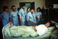 Die Schwarzwaldklinik – Dr. Udo Brinkmann (Sascha Hehn) hat alles gut überstanden. Der Arzt (Andreas Mannkopff) und sein Team sind sehr glücklich darüber.