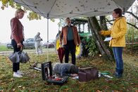 Die Rosenheim-Cops – Pathologin Mai (Sina Wilke, r.) erläutert den Kommissaren Stadler (Dieter Fischer, M.) und Winter (Vanessa Eckart, l.), dass das Opfer aus der Ferne erschossen wurde.