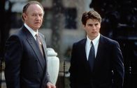 Die Firma – Der äußerst engagierte Anwalt, Avery Tolar (Gene Hackman, l.), kann die Augen nicht von Mitch McDeeres (Tom Cruise, r.) hübscher Frau lassen. Ob McDeere das duldet?; Der äußerst engagierte Anwalt, Avery Tolar (Gene Hackman, l.), kann die Augen nicht von Mitch McDeeres (Tom Cruise, r.) hübscher Frau lassen. Ob McDeere das duldet?