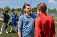 Sturm der Liebe – Leo (Aurel Klug, r.) muss sich von Ben (Kevin Knobloch, l.) und dem Rest seines Teams blöde Sprüche anhören.