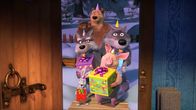 Mascha und der Bär – Bärs Freunde stehen an der Tür mit Geschenken.
