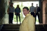 Polizeiruf 110 – Lehrer Krein (Sascha Nathan) wird von einem wütenden Mob gestellt.