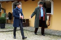 Die Rosenheim-Cops – Die Kommissare Hansen (Igor Jeftić, l.) und Stadler (Dieter Fischer, r.) besprechen ihren aktuellen Ermittlungsstand.