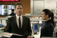 Navy CIS – L-R: Tony (Michael Weatherly), Ziva (Cote de Pablo) und das restliche Team machen sich auf die Suche nach Spuren, denn Renny behauptet eisern, unschuldig zu sein. Und tatsächlich findet Abby fremde DNA-Spuren, die zur Aufklärung des Falles beitragen ...