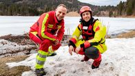 Checker Tobi – Tobi (rechts) checkt gemeinsam mit Flo von der DLRG, warum es gefählich ist, ins Eis einzubrechen. Weiteres Bildmaterial finden Sie unter www.br-foto.de.