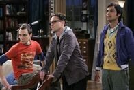 The Big Bang Theory – Sind von Pennys Besuch überrascht: Sheldon (Jim Parsons, l.), Leonard (Johnny Galecki, M.) und Rajesh (Kunal Nayyar, r.).