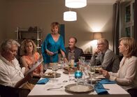 Die Zeit mit Euch – Paul (Henry Hübchen, li.), Christiane (Leslie Malton, 2. v. li.), Vera (Ulrike Kriener), Heiko (Herbert Knaup), Klaus (Ernst Stötzner, 2. v. re.) und Marlene (Johanna Gastdorf, re.) treffen sich zum Abendessen.