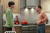 Two and a Half Men – Durch die Erziehung von Louis geraten Alan (Jon Cryer, r.) und Walden (Ashton Kutcher, l.) in einen heftigen Streit ...