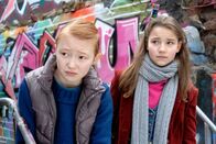 Die Pfefferkörner – Emma (Aurelia Stern) und Nina (Carolin Garnier) auf Beobachtungsposten.