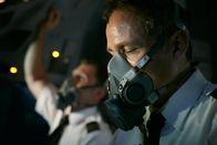 Mayday - Alarm im Cockpit – REENACTMENT- Ein Feuer an Bord lässt die Temperatur im Cockpit in die Höhe schnellen, während Kapitän Doug Lampe (gespielt von Jonathan Purdon) und der Erste Offizier Matthew Bell (gespielt von Cody Ray Thompson) versuchen, den UPS-Flug 6 zurück zum Flughafen zu fliegen. (Cineflix International Media/Ian Watson)