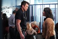 The Rookie – Die V-Frau von Officer Nolan (Nathan Fillion), Bianca (Eve Harlow), soll bei der Aufdeckung eines Drogenskandals helfen, John Nolan bezweifelt jedoch ihre Fähigkeiten.