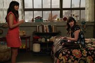 New Girl – Als sie Zeuge von Sams ausufernden Wiedersehen mit einer alten Freundin werden, gibt Cece (Hannah Simone, l.) Jess (Zooey Deschanel, r.) einen Tipp, um ihr Territorium zu markieren. Doch das wird schließlich komplizierter als angenommen ...