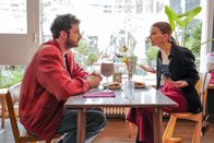 neoriginal: Ready.Daddy.Go! – Elli (Maike Jüttendonk, r.) hat die Nase von Michels (Fridolin Sandmeyer, l.) Eskapaden voll und geigt ihm ihre Meinung vor allen im Café.