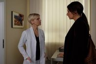 In aller Freundschaft – Dr. Maria Weber (Annett Renneberg, re.) hat sich doch entschieden, ihre Bewerbung für die freie Herzchirurgie-Stelle abzugeben. Professionell gesehen ist Dr. Kathrin Globisch (Andrea Kathrin Loewig, li.) froh, denn Maria ist eine hervorragende Ärztin, doch sie ist auch die Ex-Frau von Kathrins Verlobten Alexander Weber. Noch dazu weiß Maria scheinbar weitaus mehr über Alexanders Steuerhinterziehung. Hat er zu Maria mehr Vertrauen als zu Kathrin?