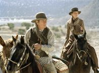 The Missing – Die gefährliche Jagd nach den Entführern bringt Samuel Jones (Tommy Lee Jones) und seine Tochter Maggie Gilkeson (Cate Blanchett) wieder zusammen.