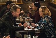 Elementary – Als Captain Gregson (Aidan Quinn, l.) und seine Freundin Paige (Virginia Madsen, r.) zufällig Watson in einem Restaurant treffen, beendet Paige kurz darauf die Beziehung. Watson will dem Captain beistehen, muss sich in der Zwischenzeit aber mit dem Mord an einer reichen Frau beschäftigen ...