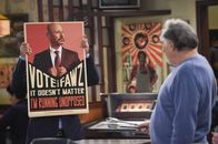 Superior Donuts – Fawz (Maz Jobrani, l.); Arthur (Judd Hirsch, r.)