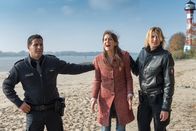 Notruf Hafenkante – Jasper ist verschwunden. Melanie (Sanna Englund, r.), Tarik (Serhat Cokgezen) und die Mutter des Kindes (Ursula Doll, m.) suchen fieberhaft nach dem Jungen.