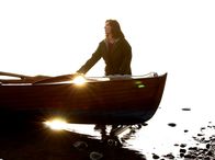 Tatort – Klara (Eva Mattes) macht ihr Boot startklar – sie glaubt, im Morgengrauen eine herrenlose Yacht auf dem See gesehen zu haben.