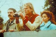 MacGyver – Jenny (Linda Blair, r.) verdächtigt George Henderson, ihren Vater umgebracht zu haben. Thornton (Daba Elcar, l.) und MacGyver (Richard Dean Anderson, M.) gehen der Sache nach.