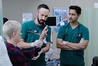 Atlanta Medical – (v.l.n.r.) Joey Kaye (Ace Cross Crook); Irving Feldman (Tasso Feldman); Dr. Devon Pravesh (Manish Dayal)