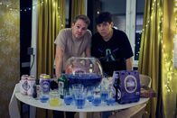 neoriginal: Like a Loser – Die Partyvorbereitungen laufen auch Hochtouren. Julian (Ben Münchow, l.) und Ernst (Diyar Ilhan, r.) haben eine wilde Mischung aus diversen Alkoholsorten zusammengeschüttet. Jetzt fehlt nur noch eins: die richtigen Gäste.