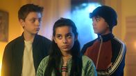 Die Pfefferkörner – Moritz (Jan Friedrichsen), Jasina (Sophia Grande) und Hakim (Mads Albatross) beobachten skeptisch, wie der Fall sich entwickelt.