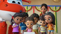 Super Wings – Meena und ihre Freunde haben neue Kostüme für ihren traditionellen Tanz bestellt.